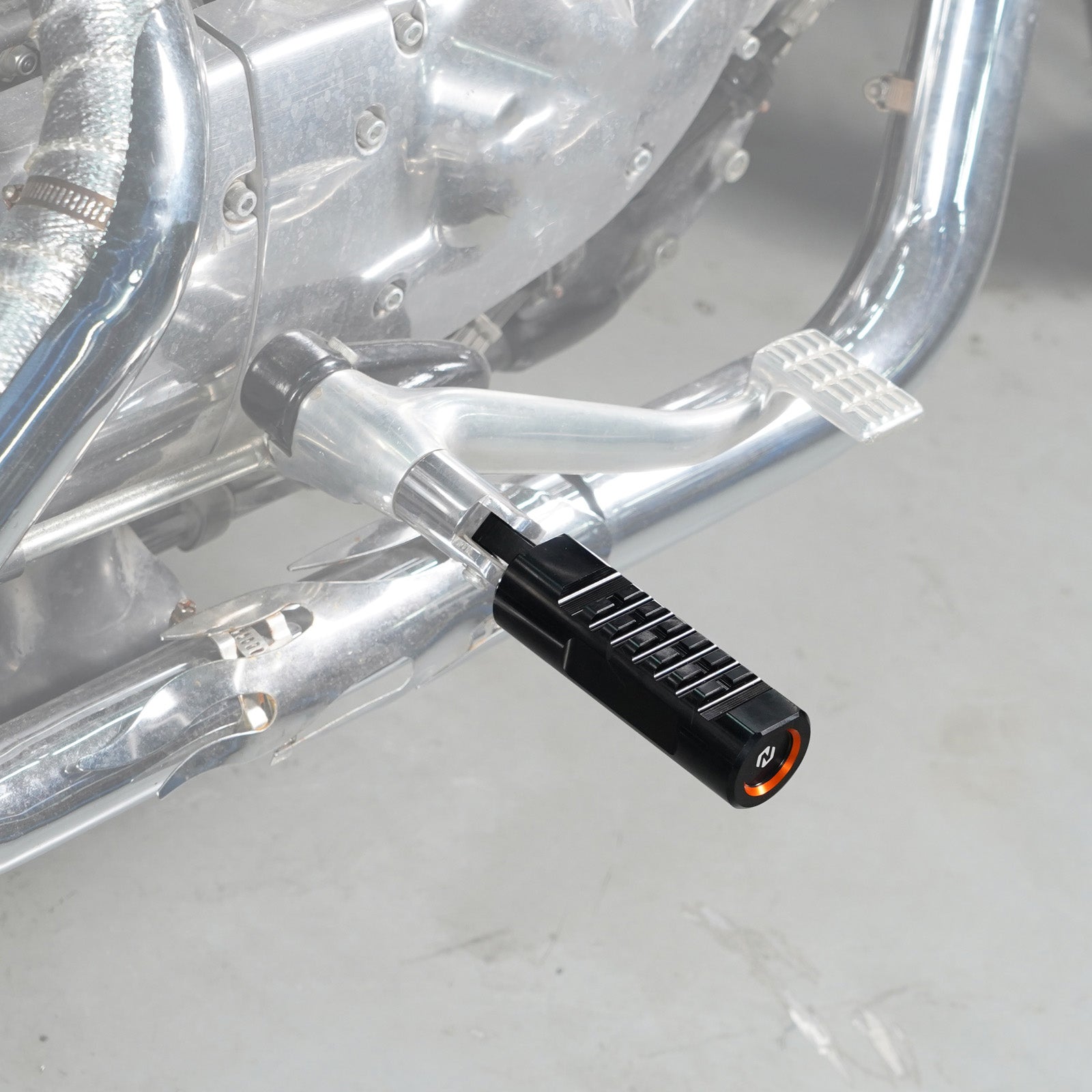 Front Rider Foot Pegs Footrests Set For Harley Sportster 1200 Iron 883 XL Roadster