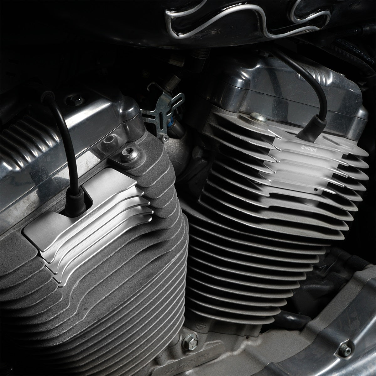 Finned Spark Plug Head Bolt Covers For Harley Sportster 1200 72 48 XL Iron 883 Roadster