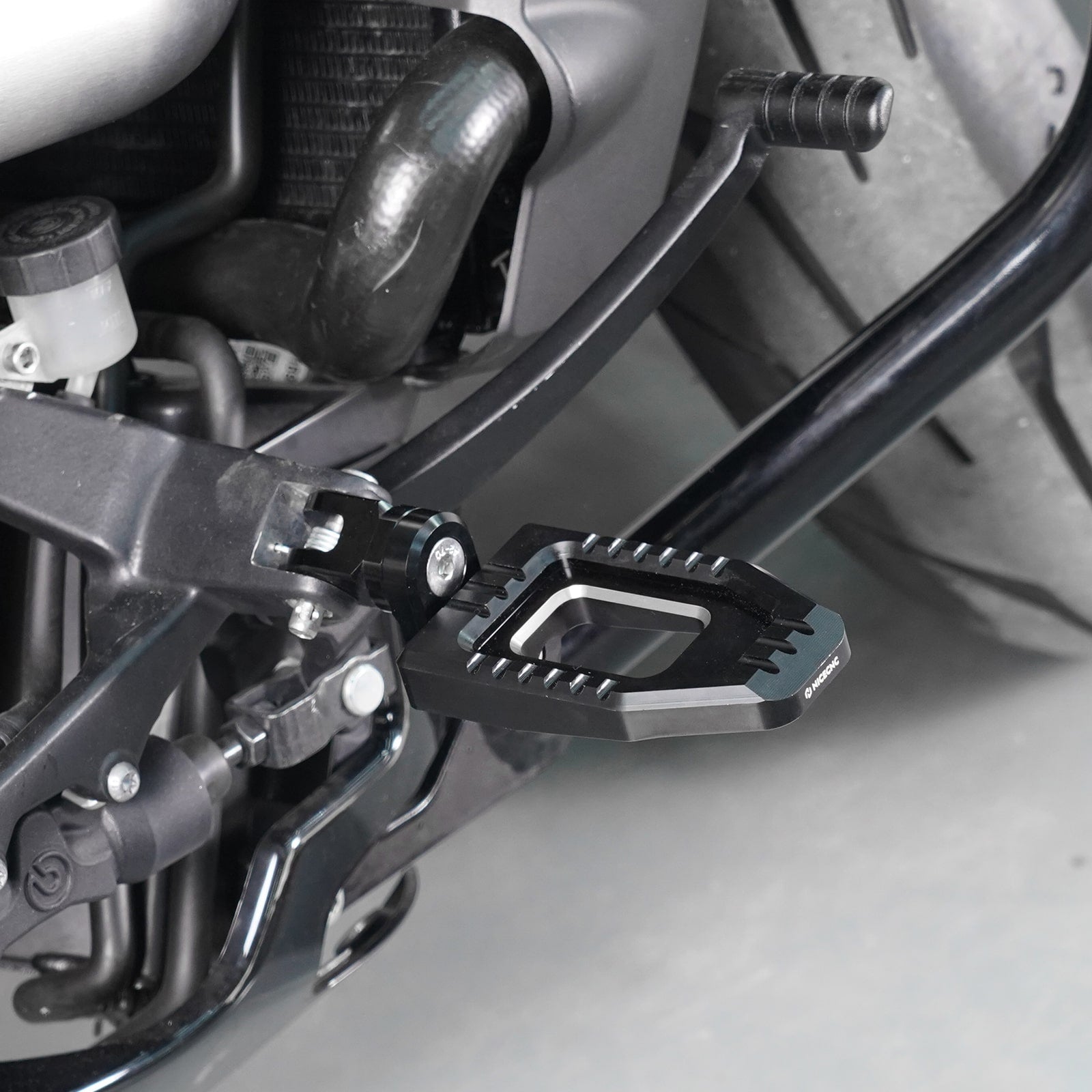 Adjustable Enlarged Rider Footpegs For Harley Softail Standard Low Rider S ST Street Bob