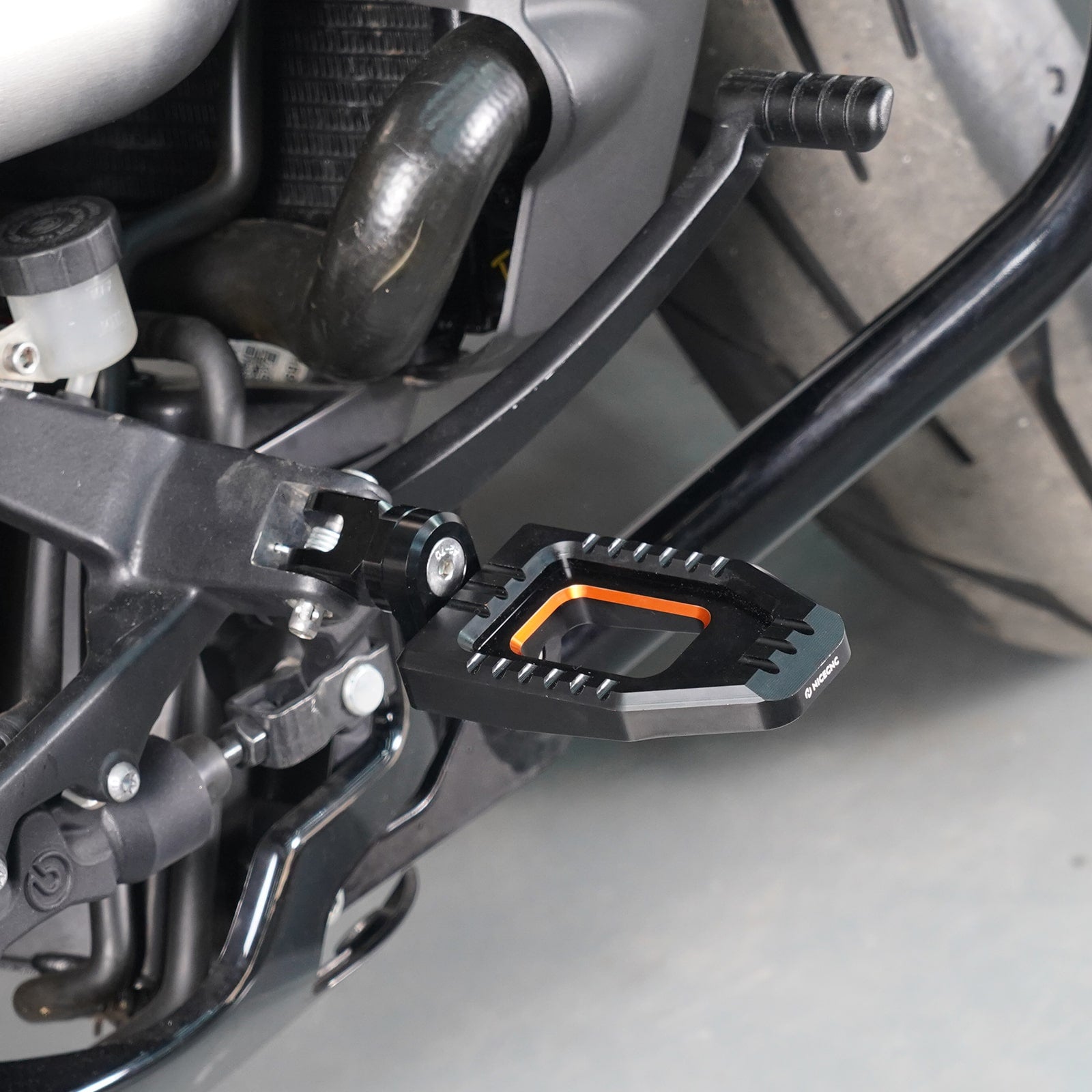 Adjustable Enlarged Rider Footpegs For Harley Softail Low Rider 117 Street Bob 114 107