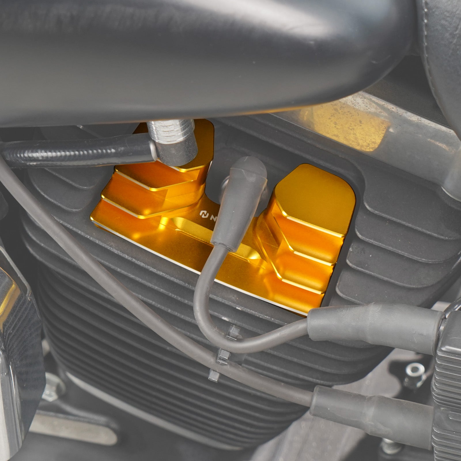 Finned Spark Plug Head Bolt Covers For Harley Twin Cam Dyna Low Rider Street Bob Fat Bob