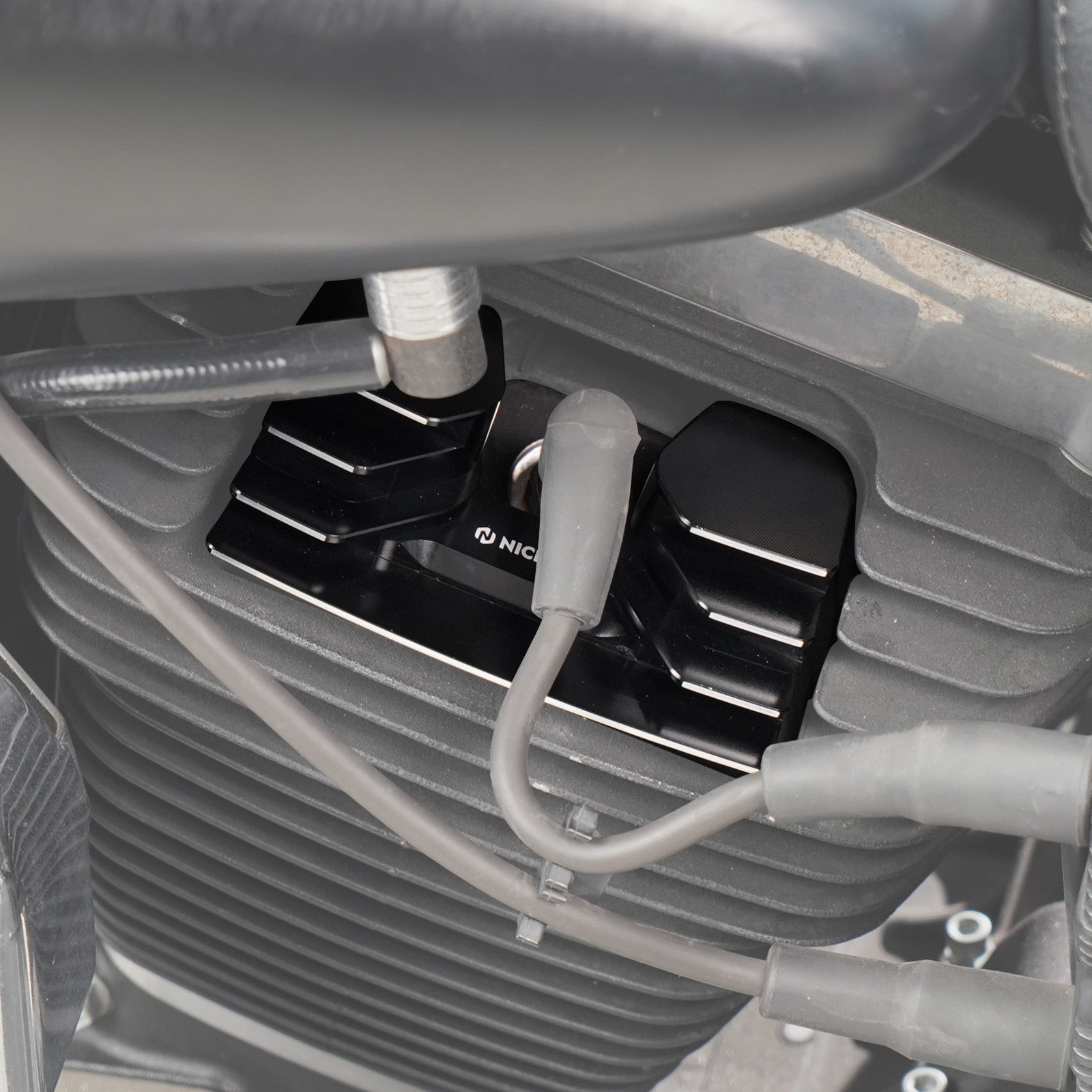 Finned Spark Plug Head Bolt Covers For Harley Twin Cam Dyna Low Rider Street Bob Fat Bob