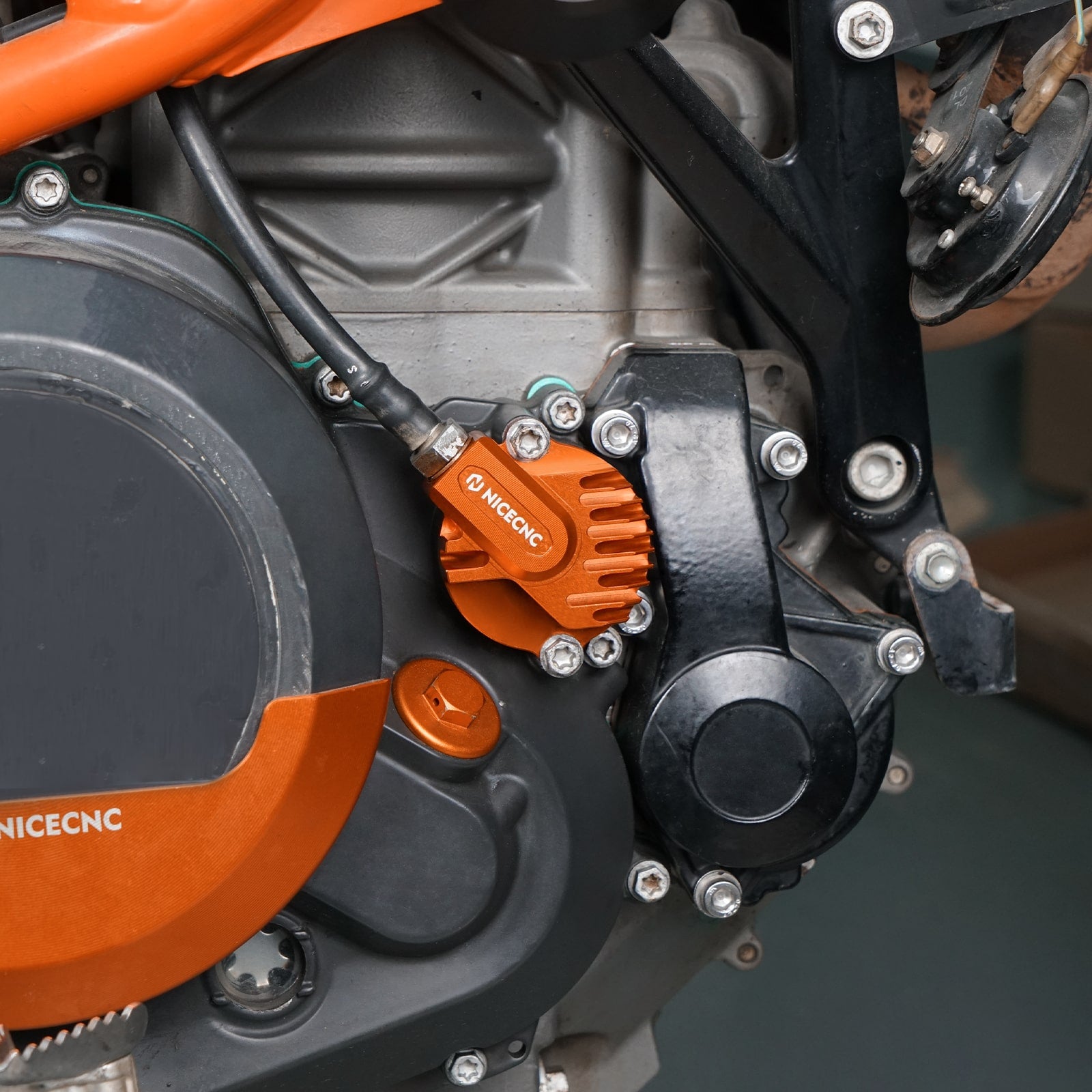 Right Engine Oil Filter Cap Cover Plug For KTM 690 Enduro Duke SMC R