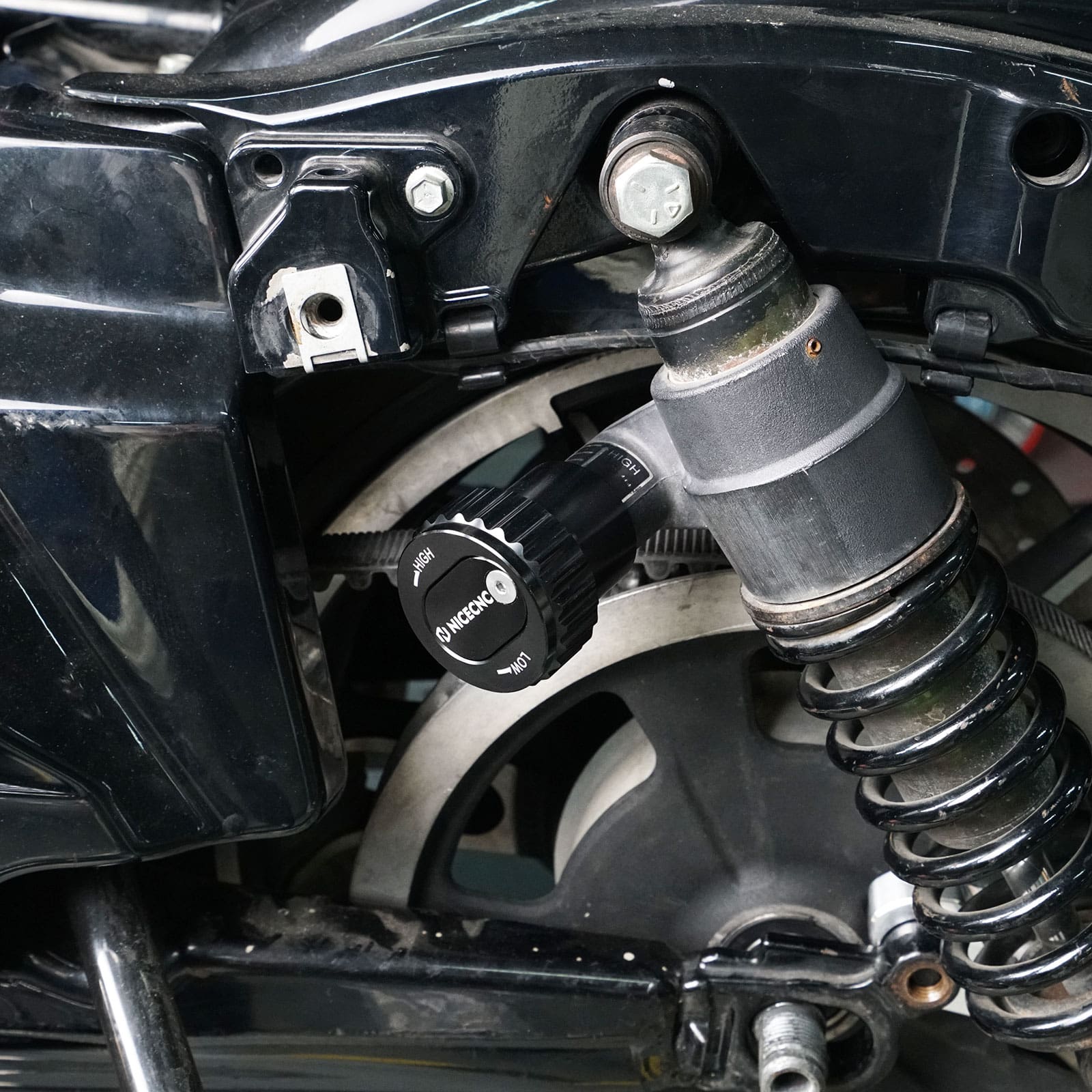 Aluminium Shock Absorber Pre-Load Adjuster for Harley Touring Models 2017-2024