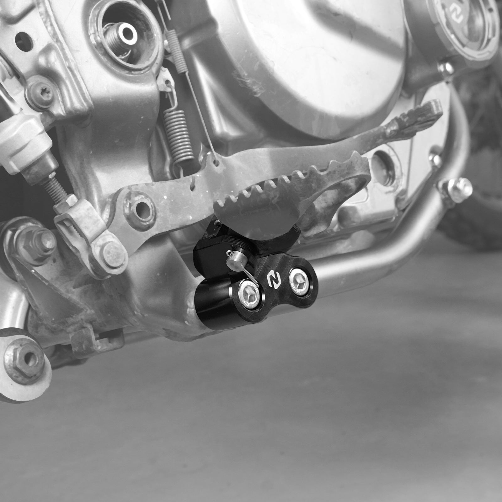 Enlarged Footpegs + Lowered Foot Peg Brackets For Suzuki DR650 S / SE 1996-2024