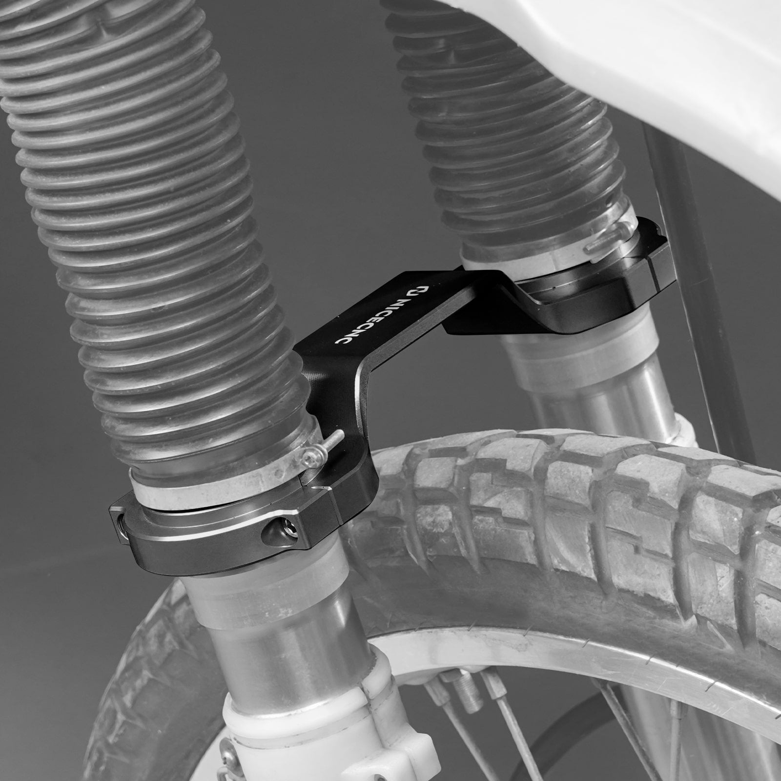 Front Fork Stabilizer Brace Clamp Bracket For Suzuki DR650 S / SE 1996-2024