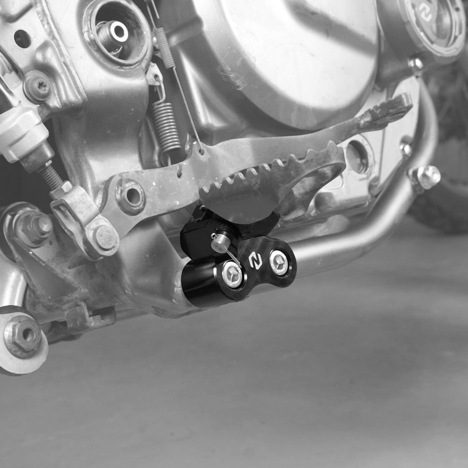 Pair Lowered Footpeg Brackets For Suzuki DR650 S / SE 1996-2024