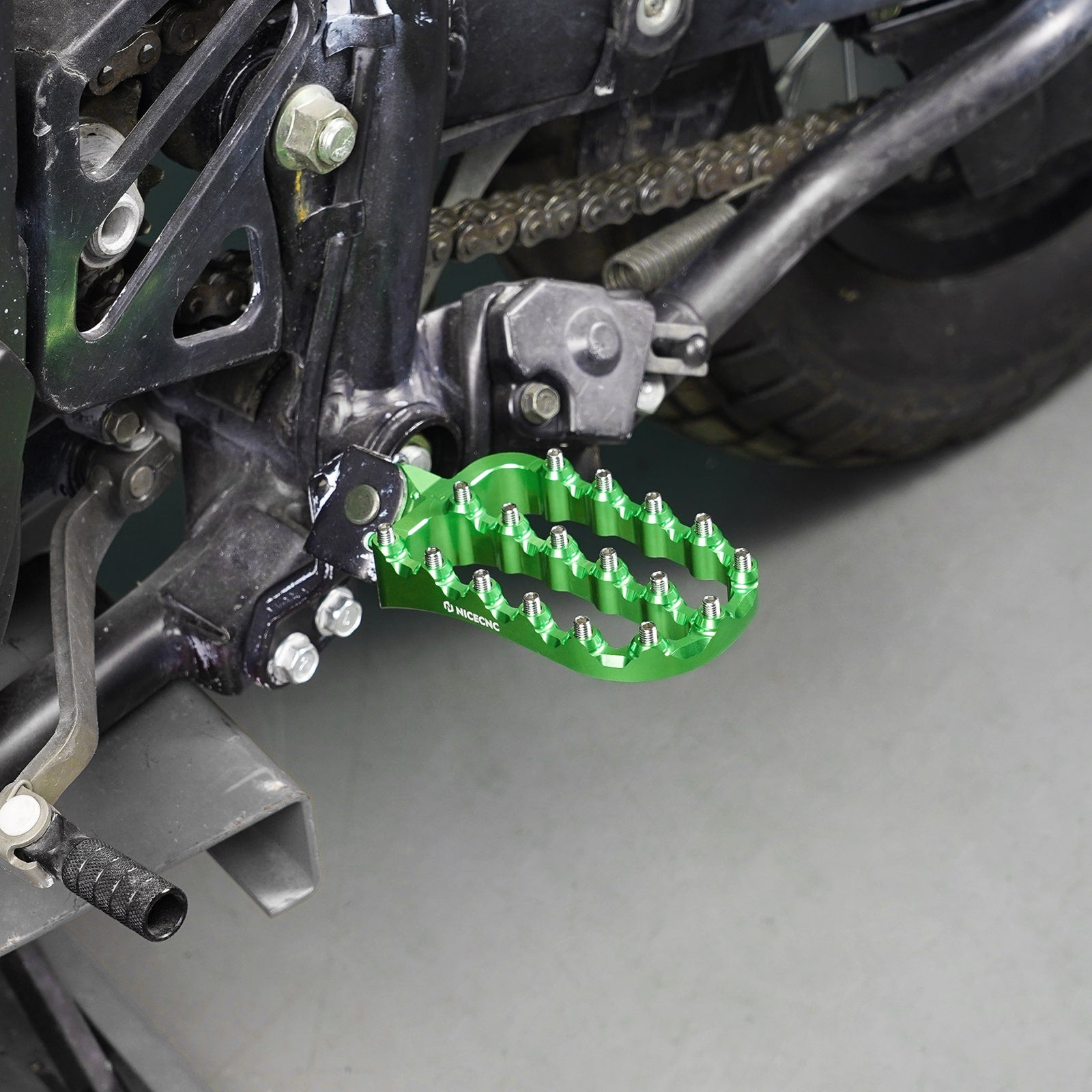 Enlargerd Wide Footpegs For Kawasaki KLR650 1987-2024