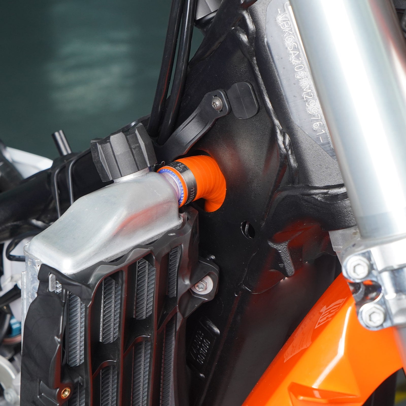 Frame T-Piece Hose Clamp Kit For KTM 125-450 XC/SX 23-24 XCW/EXC 2024 Husqvarna 125-501 TE 2024 GasGas EX/EC 2024