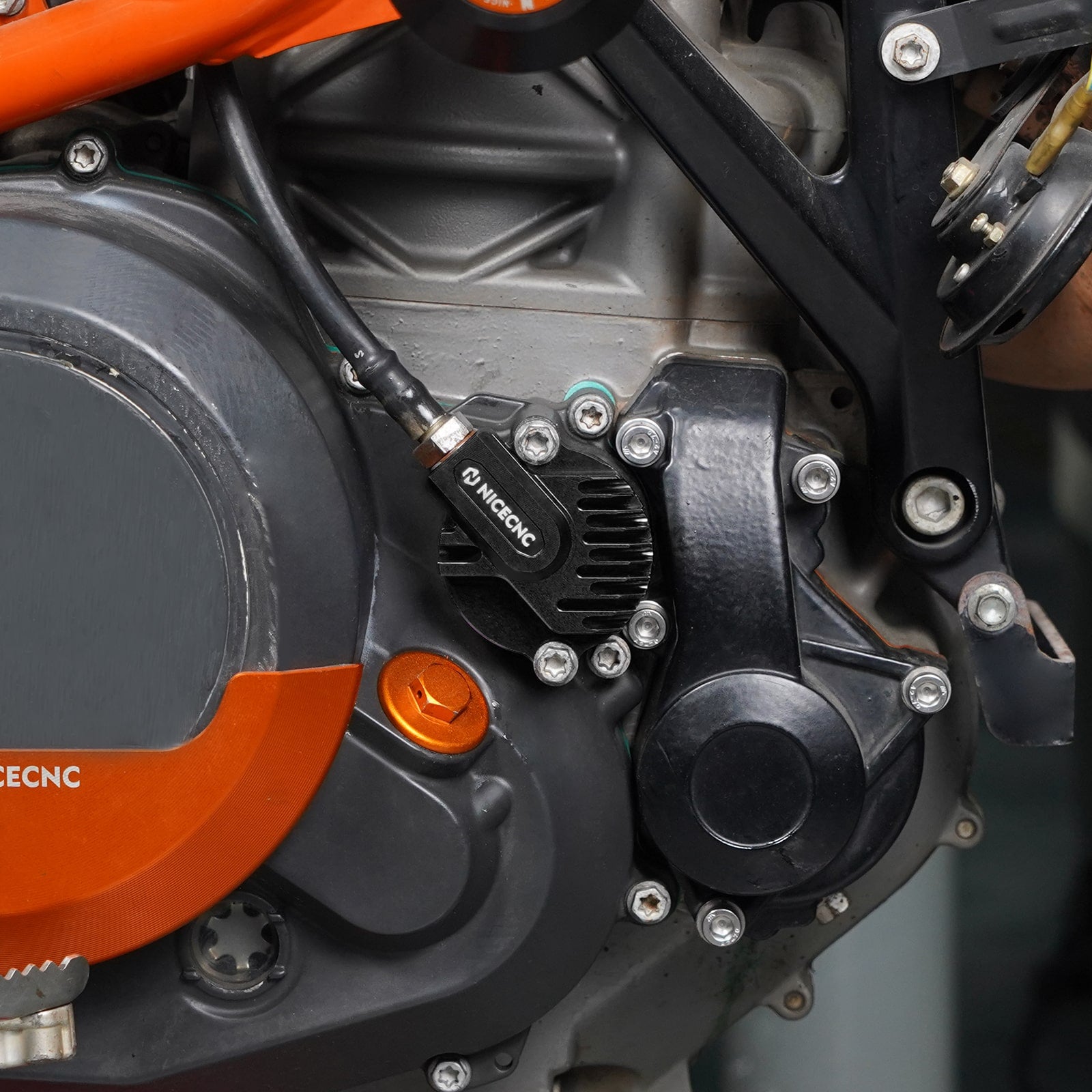 Engine Oil Filter Cap Cover For Husqvarna 701 Enduro Supermoto Vitpilen Svartpilen 16-24