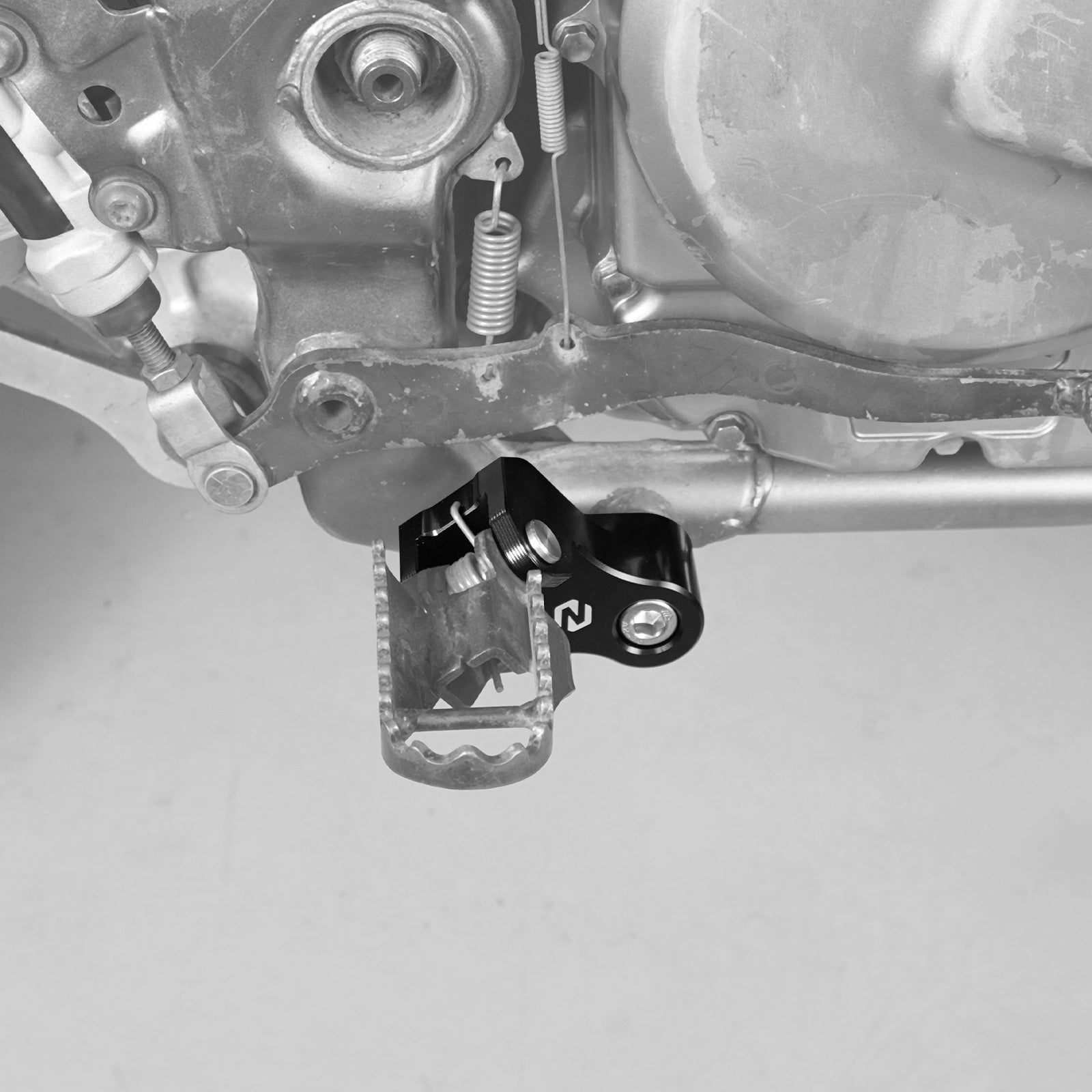 Enlarged Footpegs + Lowered Foot Peg Brackets For Suzuki DR650 S / SE 1996-2024