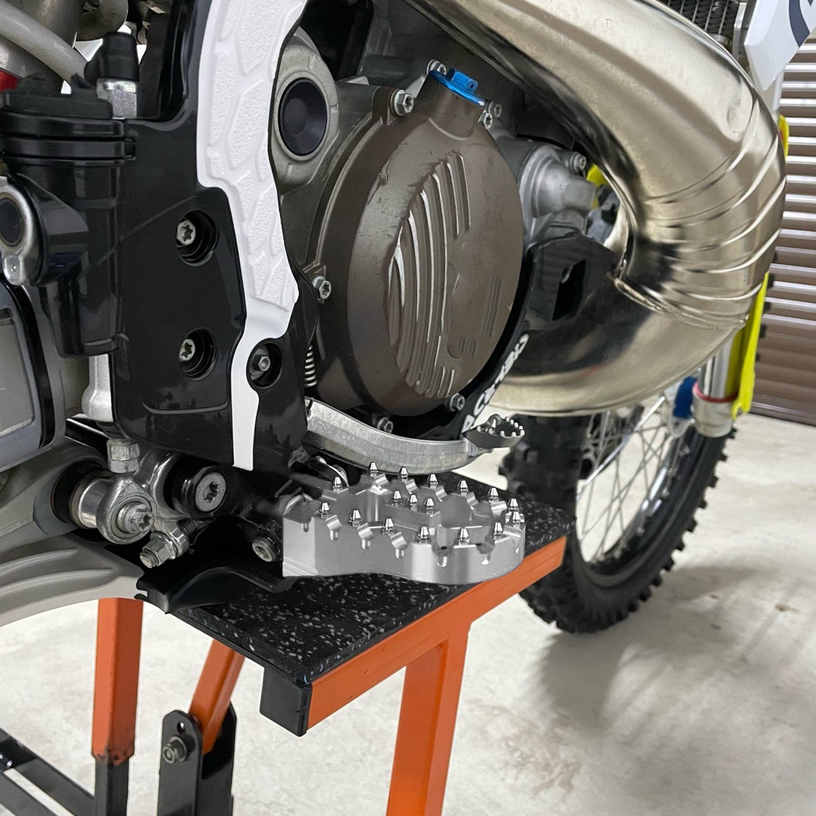Billet Wide Foot Pegs For Husqvarna 125-501 TE/FE 2017-2023 KTM 125-500 EXC/EXCF 2017-2023 Gas Gas EC 250/300 2021-2023